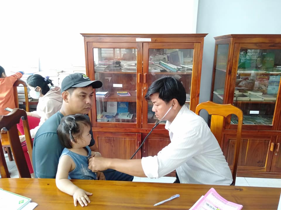 Khám sàng lọc trước khi tiêm cho trẻ em