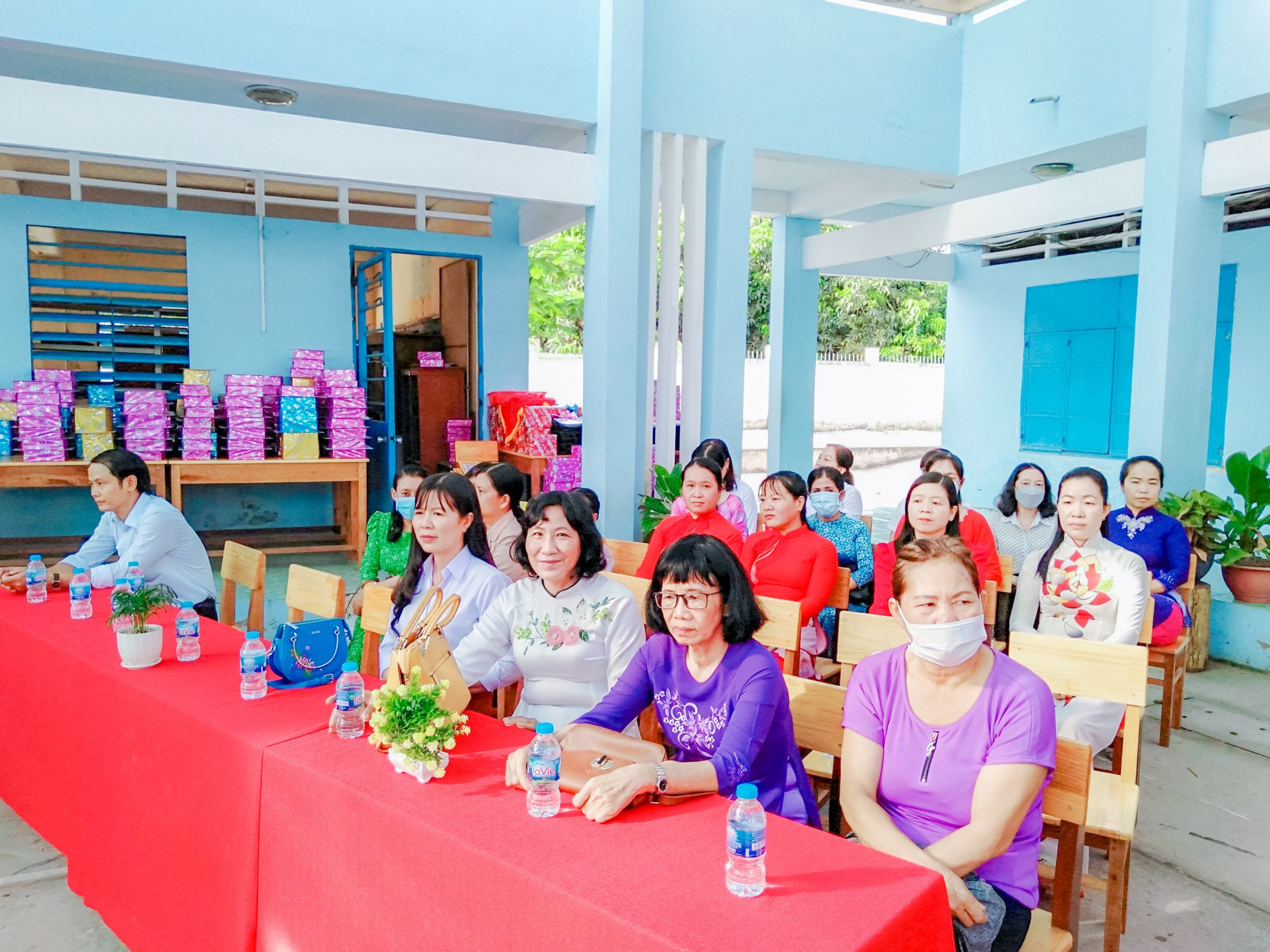 Giáo viên trường Nguyễn Văn Thư