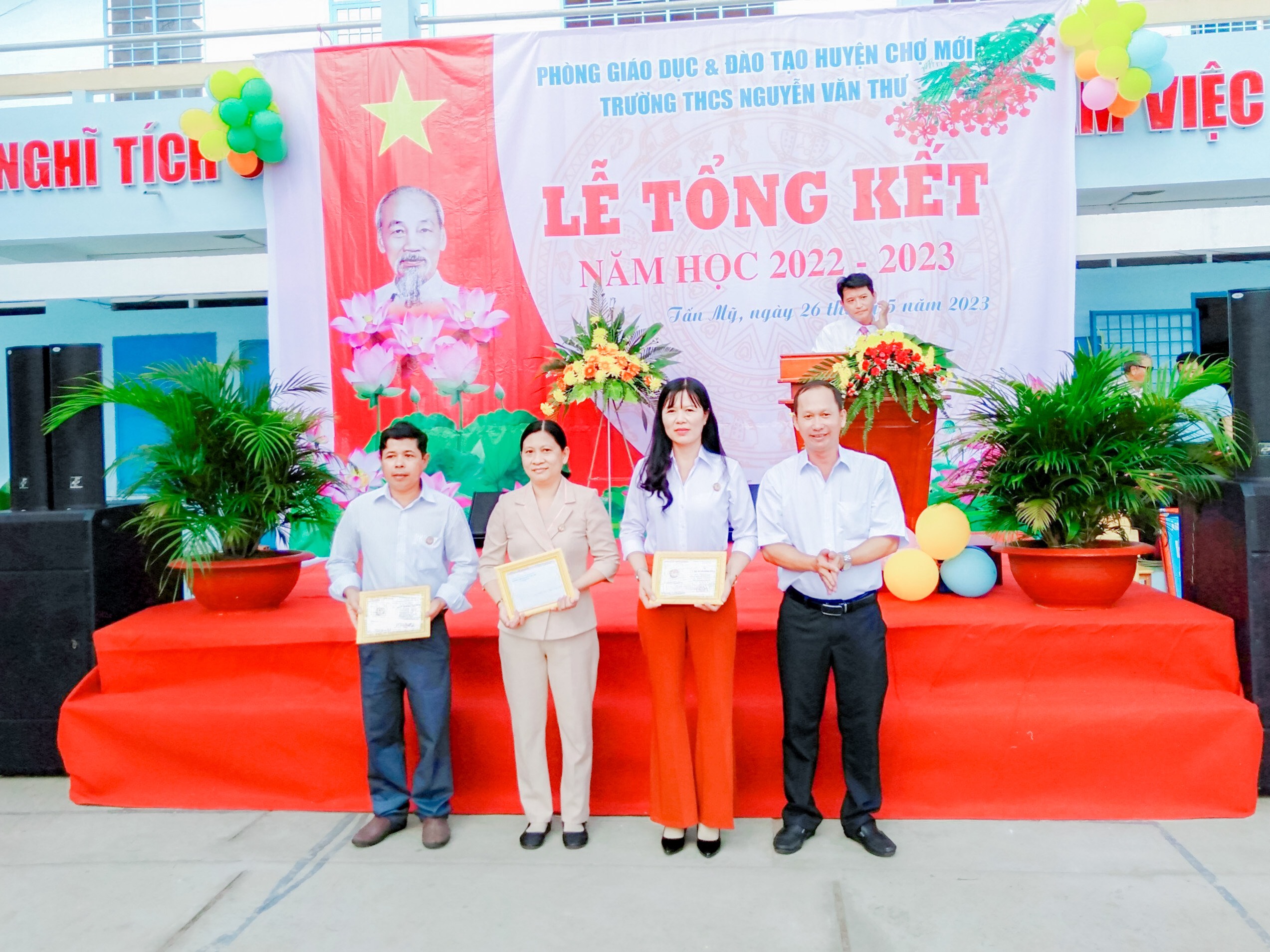 Giáo viên trường Nguyễn Văn Thư