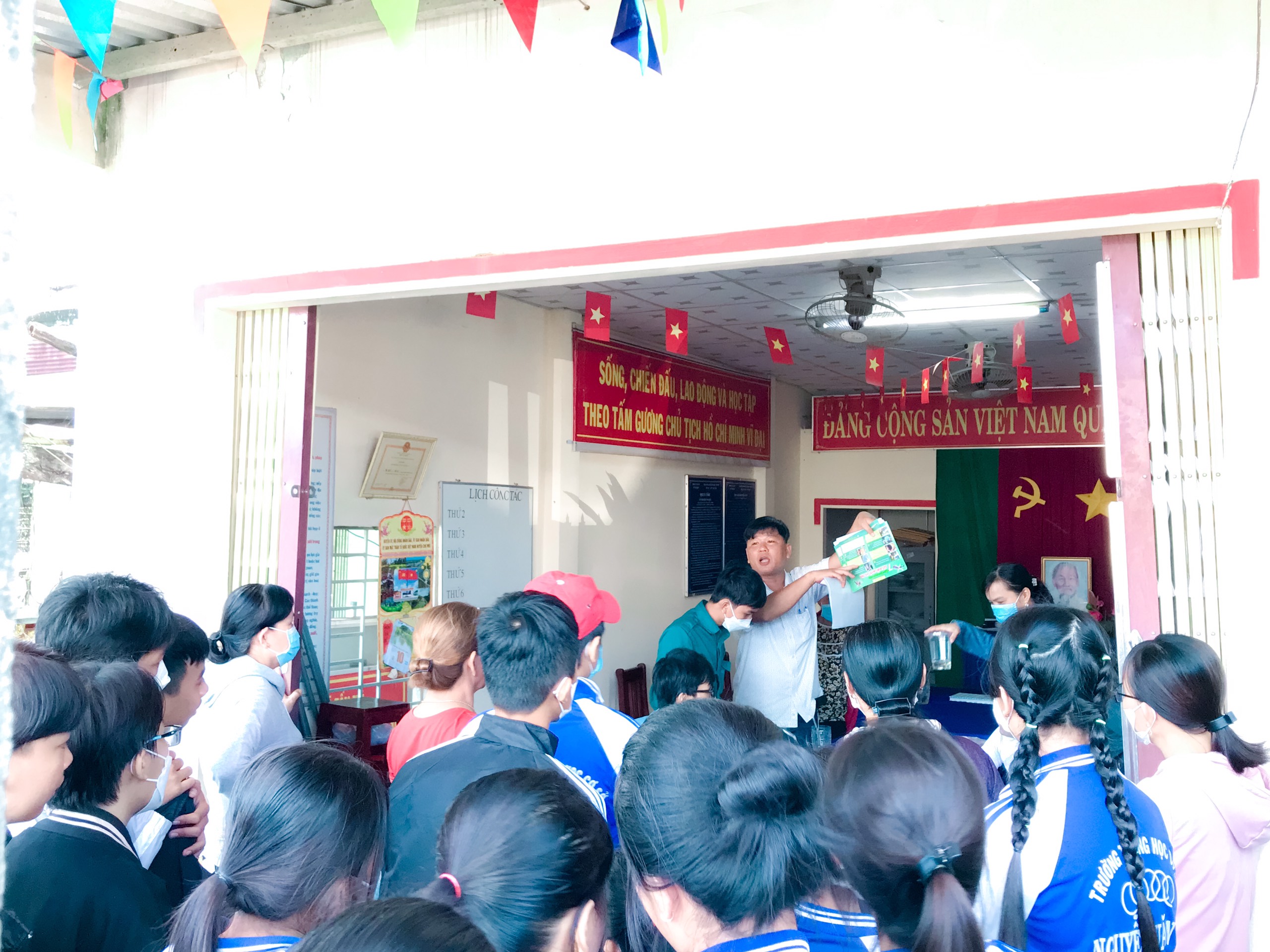 Hướng dẫn phát tờ rơi và kiểm tra lăng quăng
