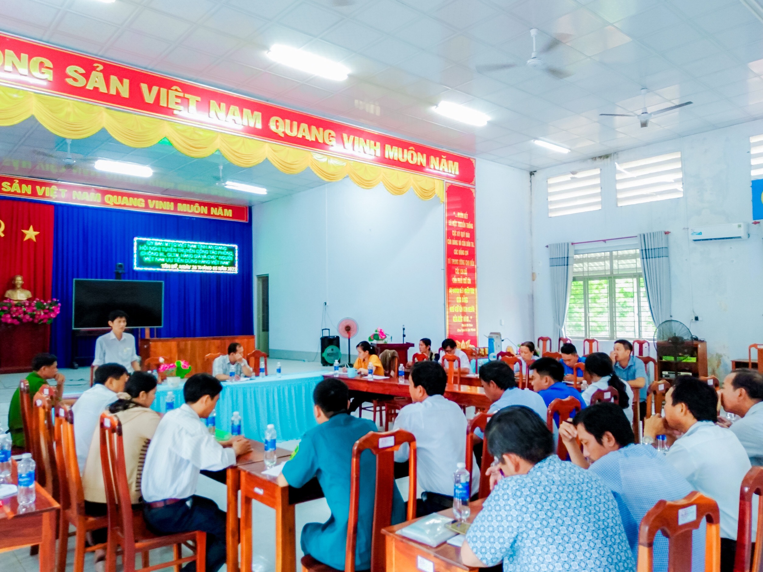Họp báo Tuần