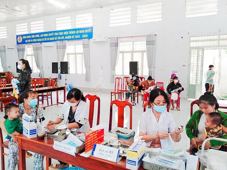 Tiêm vacxin cho trẻ em