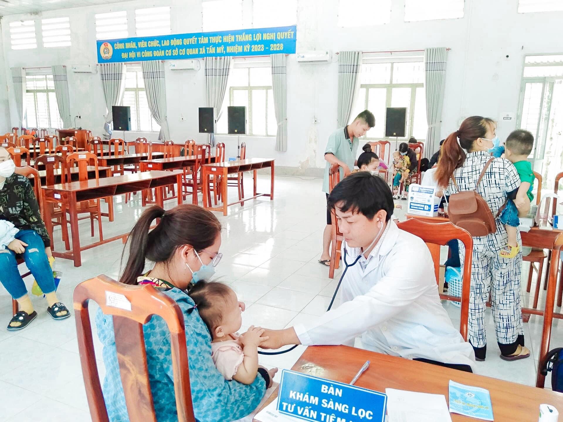 Tiêm vacxin cho trẻ em