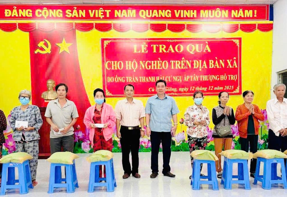 Trao quà cho 100 hộ nghèo xã Cù Lao Giêng