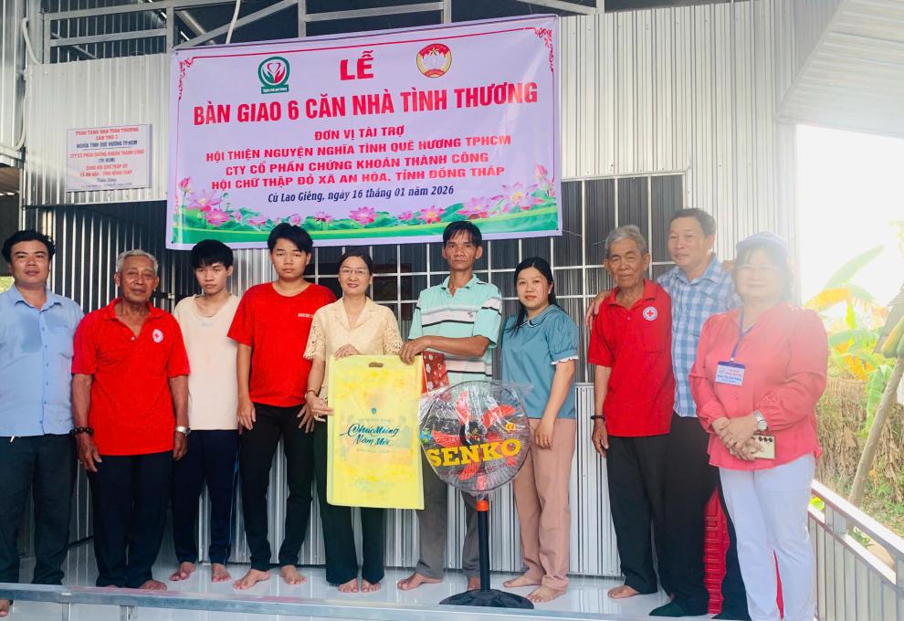 Cù Lao Giêng bàn giao 6 căn nhà Tình thương 