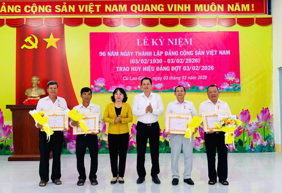 Cù Lao Giêng trao Huy hiệu Đảng đợt 3/2