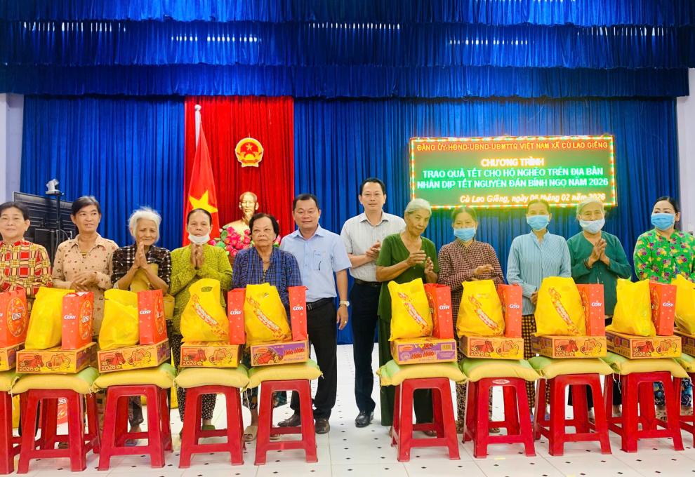 Trao quà cho 100 hộ nghèo xã Cù Lao Giêng 