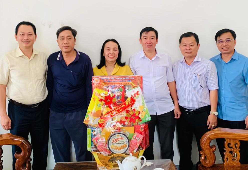 Lãnh đạo Đảng uỷ - HĐND - UBND- Uỷ ban MTTQ Việt Nam xã Cù Lao Giêng thăm chúc Tết và tặng quà Tết nguyên lãnh đạo 