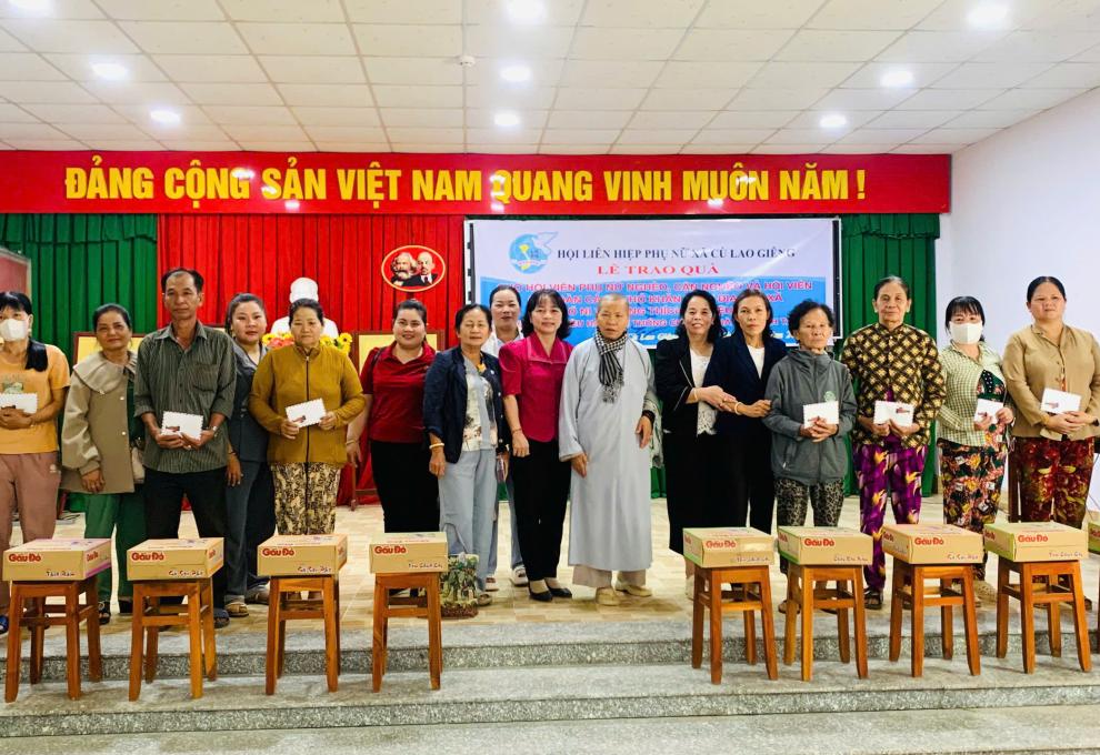 Trao 200 phần quà cho hội viên phụ nữ nghèo, cận nghèo và khó khăn xã Cù Lao Giêng