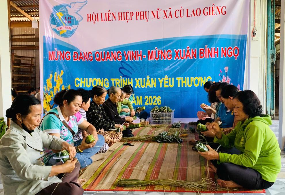 Nằm trong chuỗi hoạt động chương trình “Xuân yêu thương” năm 2026, sáng ngày 09/02/2026, Hội Liên hiệp Phụ nữ xã Cù Lao Giêng đã tổ chức hoạt động gói bánh Tét với chủ đề “Xuân yêu thương”, thu hút sự tham gia đông đảo của hội viên phụ nữ trên địa bàn xã