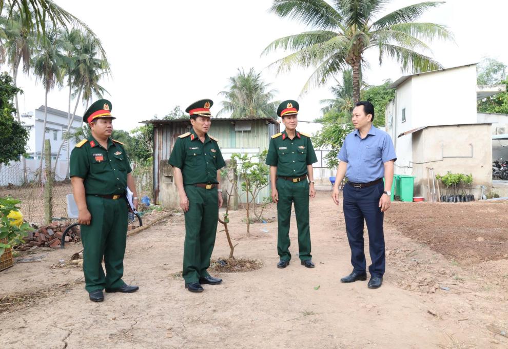 Phó Tư lệnh Quân khu 9 kiểm tra công tác quân sự quốc phòng địa phương xã Cù Lao Giêng