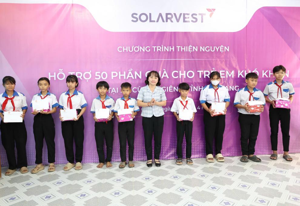 Trao quà cho học sinh có hoàn cảnh khó khăn trên địa bàn xã Cù Lao Giêng