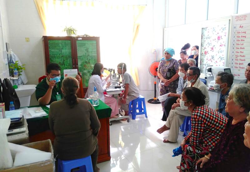 Khám mắt và cấp phát thuốc miễn phí cho người dân tại xã Tấn Mỹ 