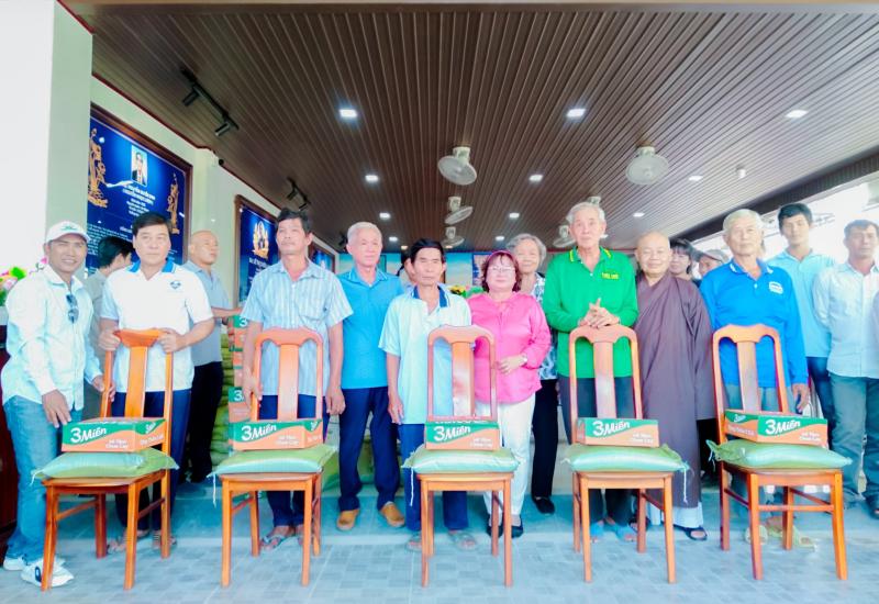 Chợ Mới trao quà tết cho hộ nghèo 
