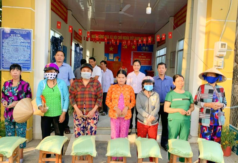 Trao 200 phần quà cho hộ nghèo