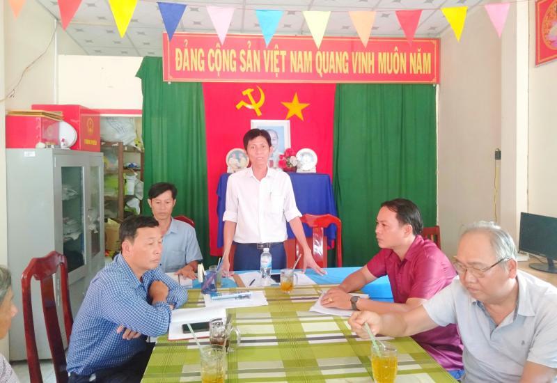 Họp dân lấy kiến làm đường ấp Chiến Lược 