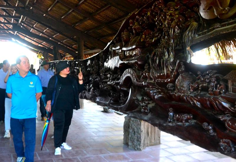 Cồn Én – Thiên đường của gỗ Lũa