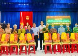 Trao quà cho 100 hộ nghèo xã Cù Lao Giêng 