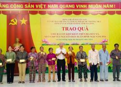 Đồng chí Võ Nguyên Nam - UVBTV Tỉnh ủy, Phó Bí thư thường trực Đảng ủy các cơ quan Đảng tỉnh An Giang trao quà Tết cho hộ dân nghèo, cận nghèo  xã Cù Lao Giêng