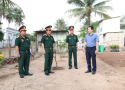 Phó Tư lệnh Quân khu 9 kiểm tra công tác quân sự quốc phòng địa phương xã Cù Lao Giêng